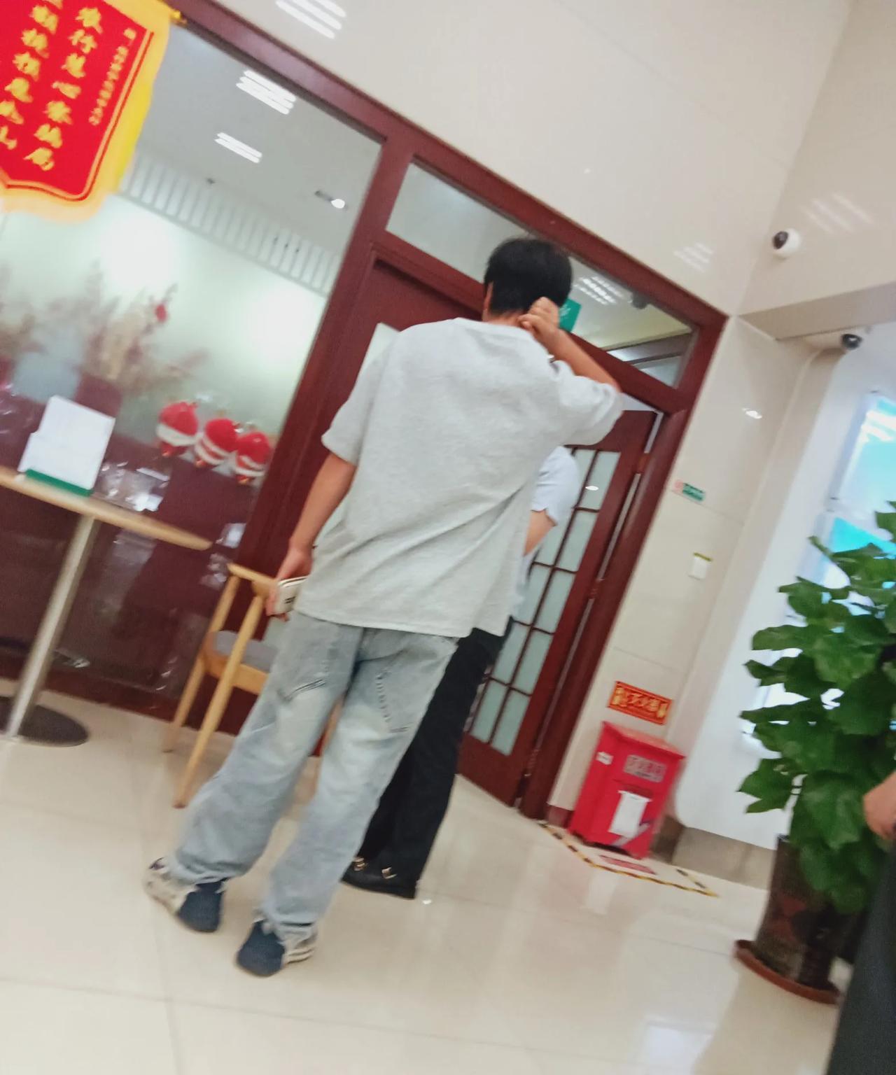 真的有人拿着身份证就想去银行办理消费贷今天去银行存房贷，看到一个20左右的孩子