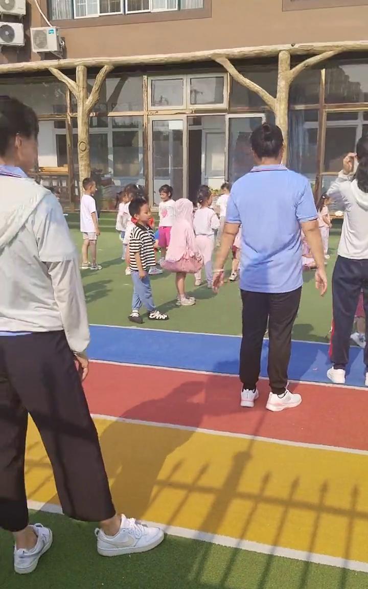来，这衣服转给我小朋友。