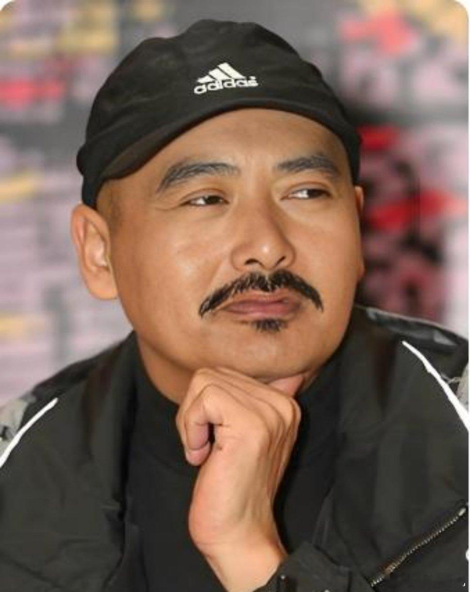 周润发跑去好莱坞发展，拍了三部片。头一部《替身杀手》，花3000万美刀，全球票房