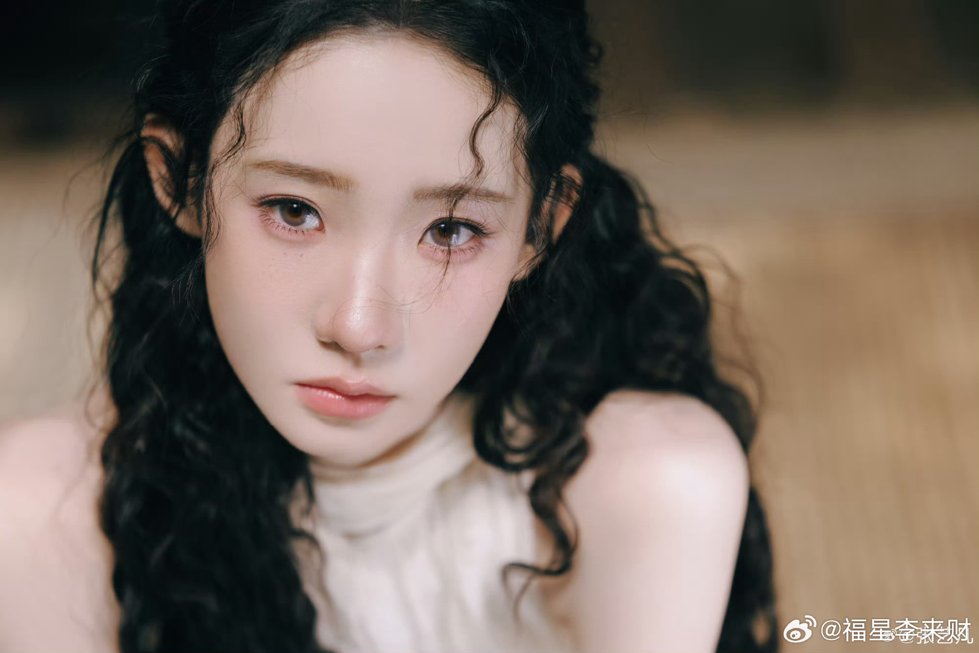 张艺凡羊毛卷出图易如反掌张艺凡的羊毛卷造型也太好出片了吧复古羊毛卷衬得脸又小