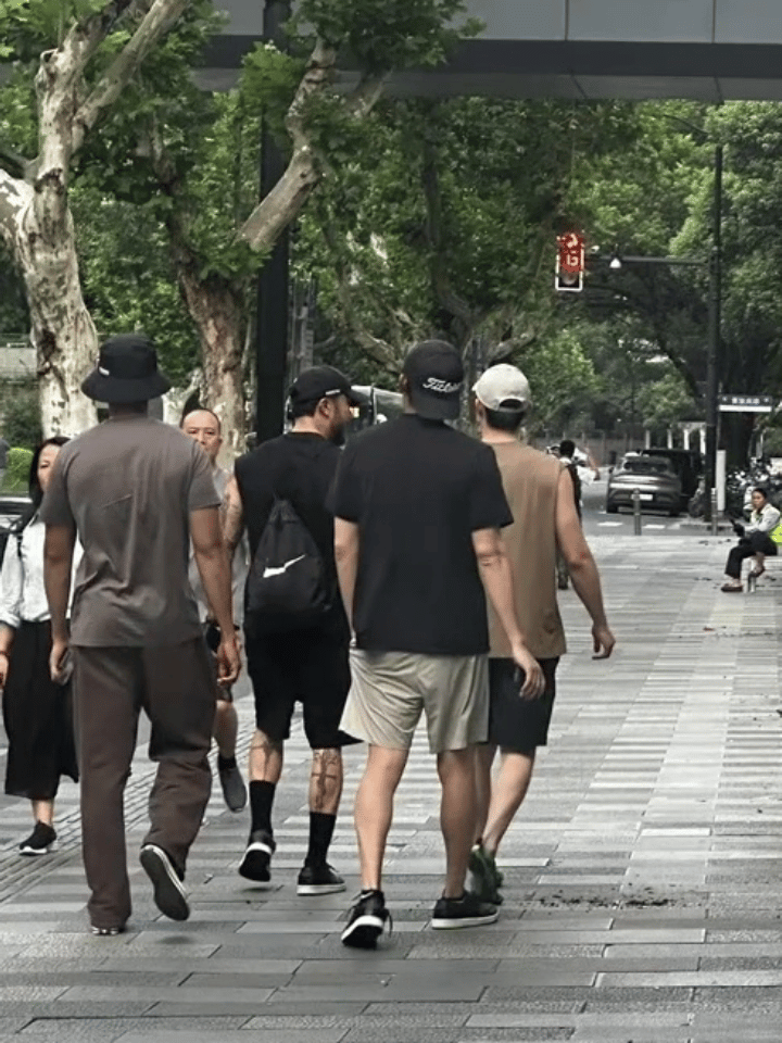 别人组局是卡颜局，黄景瑜交朋友卡身高下限185，上不封顶就这么几个大高个儿在街上