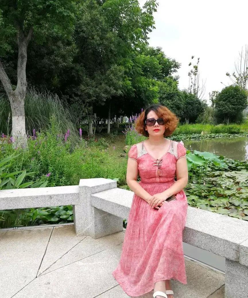 我同学十年前被老公出轨，离了，之后再没踏进民政局。她相亲十几回，条件好的嫌她年