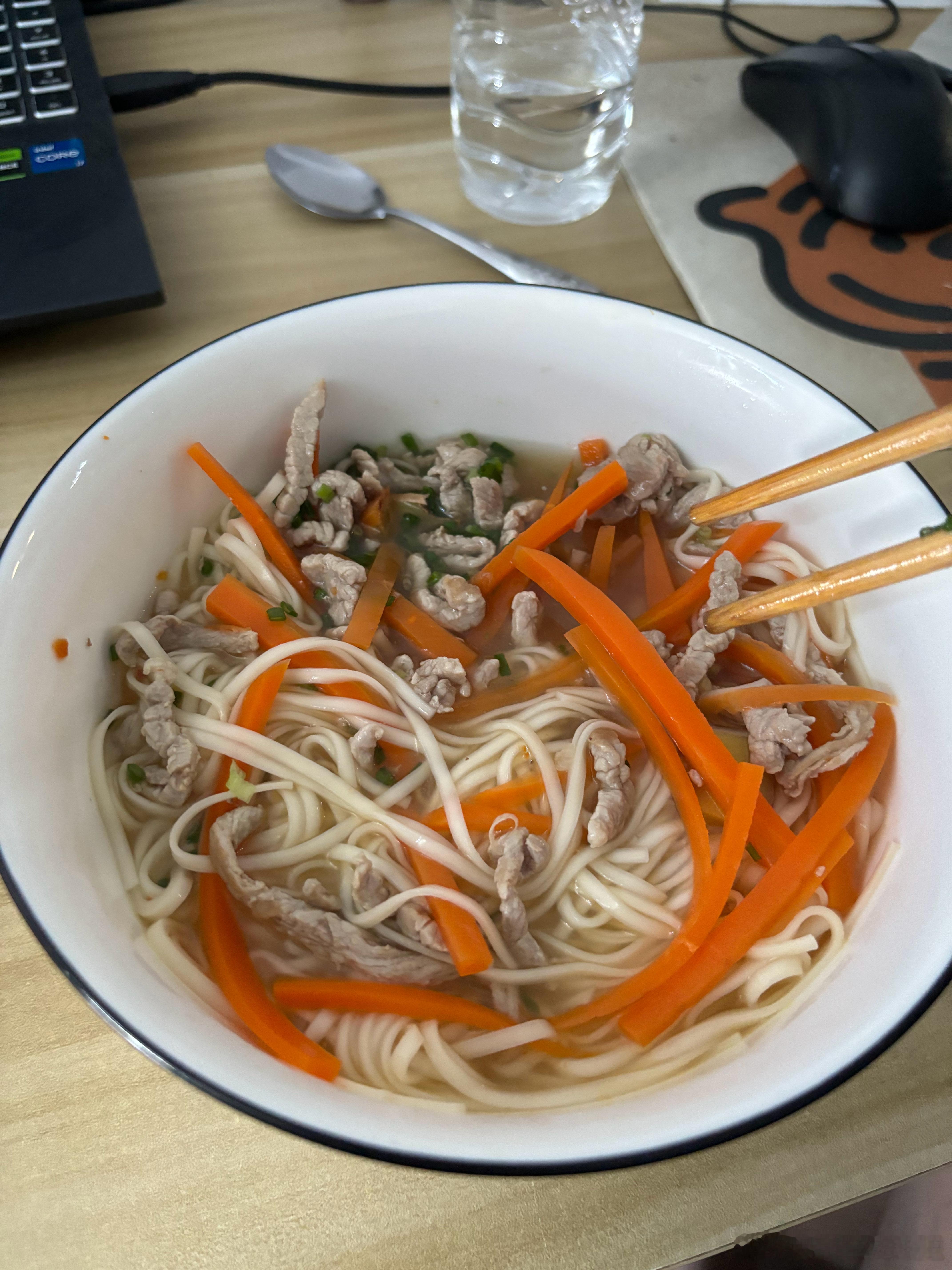 从小到大我家煮面都是姜片肉丝汤，偶尔放点胡萝卜，今天复刻了一下，真的有妈妈的味道