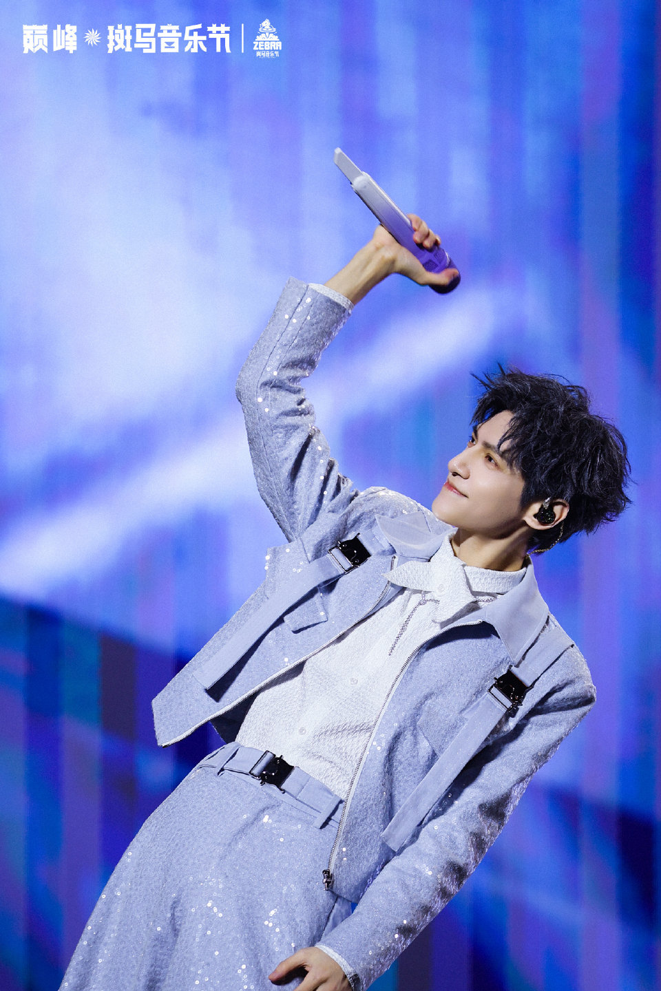 罗云熙看了网友发的罗云熙斑马音乐节舞台视频，发觉他的声音自带一种叙事魔法，