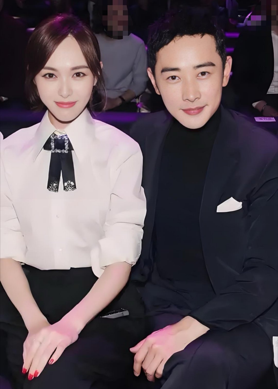 曝唐嫣罗晋经常一起参加女儿活动唐嫣身着黑色挂脖长裙，罗晋穿黑色正装，两人以上海