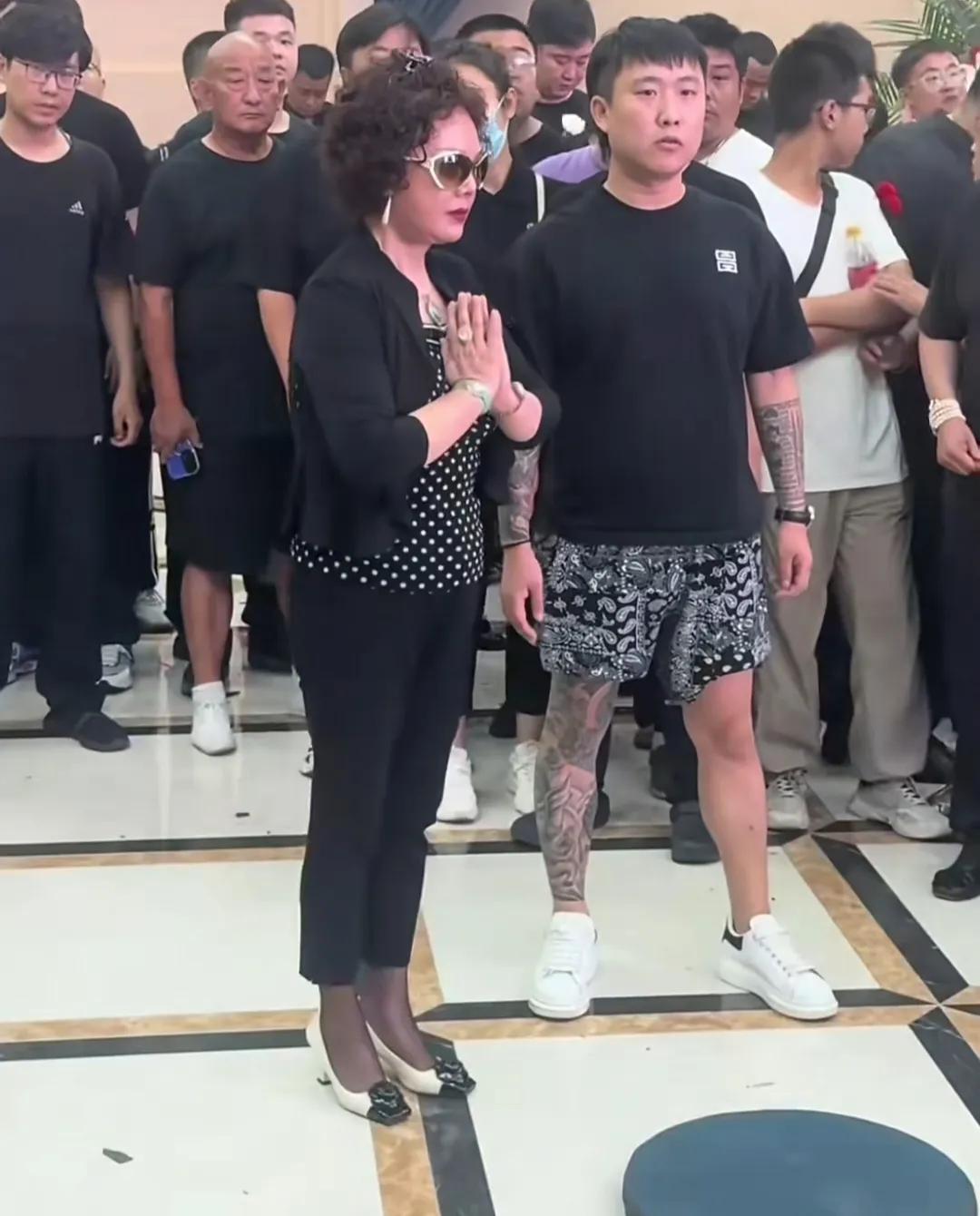 杨少华的葬礼上，五子杨议的原配梦真来送老爷子最后一程。她穿着全身名牌，背着爱马仕