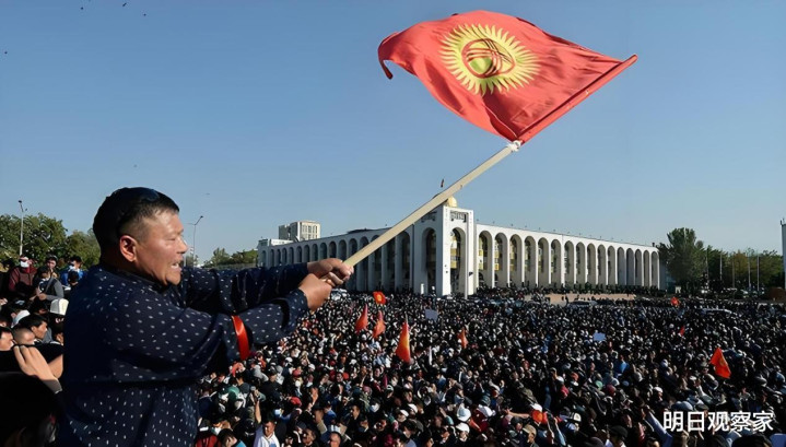 上合峰会刚结束, 成员国就挫败暴力夺权, 刚和中国签铁路协定