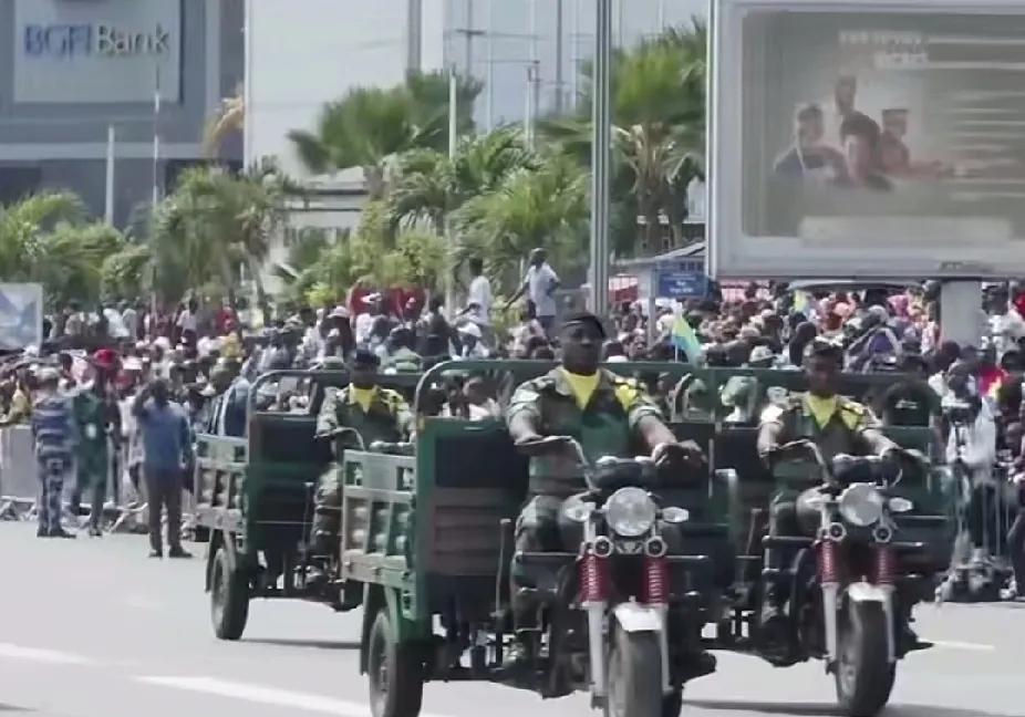 中国的三蹦子出息了，不仅远销欧美让老外也开始摆摊，这次还出现在了阅兵仪式上。目