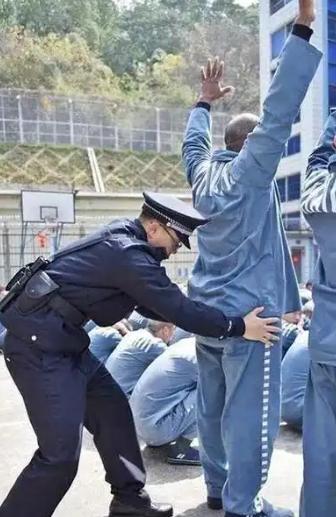 无期徒刑的尽头，未必是死亡，却很可能是衰老，一个年轻力壮的人走进监狱，几十年后头