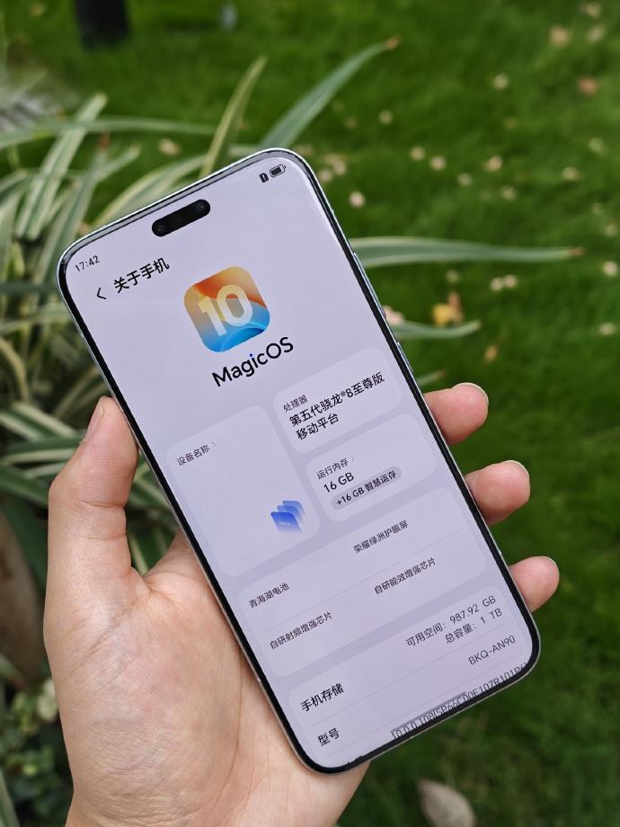 直屏还是曲面屏，高端机哪个方向更正确？荣耀：不用纠结，我全都要！前两年，国产