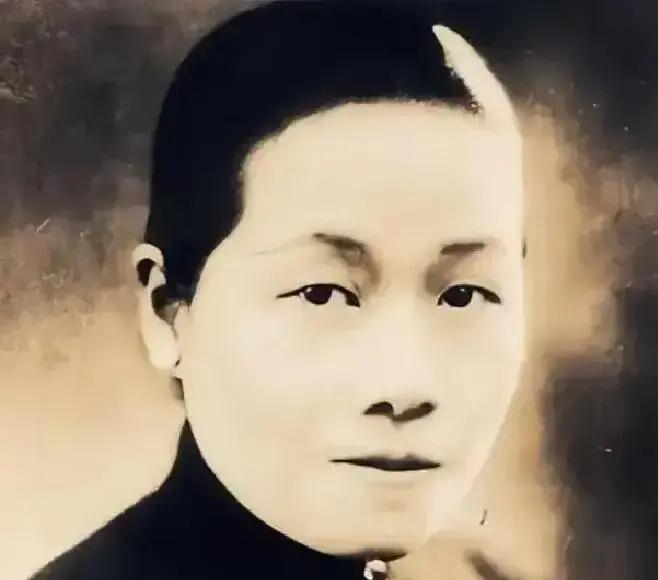 1933年的南京，蒋介石当众甩了宋子文一耳光。宋霭龄闻讯冷笑放话：子文若有个三长