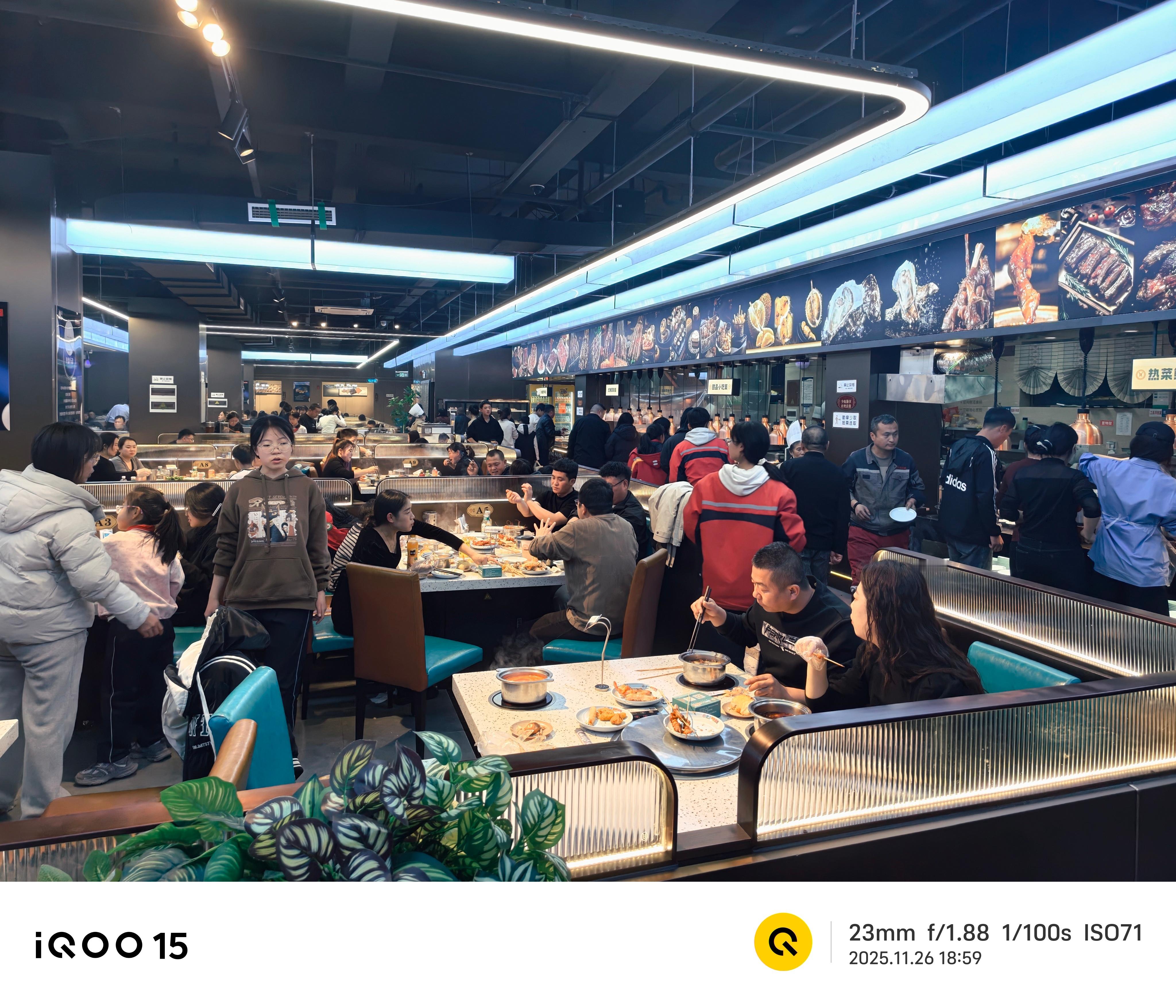 没想到一个小小的定边县城竟然有如此高标准的自助餐鼎丰榴莲烤肉火锅新装修再出发，榴