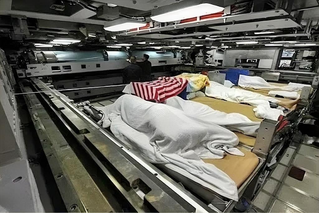这张图是美国海军774型弗吉尼亚级攻击型核潜艇的艇员住舱（水兵铺位区），该级艇是