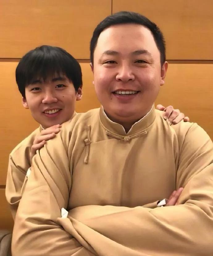 那个满世界骑摩托的相声演员阎鹤祥，闷声干大事当爹了[哭哭]！这事儿够反转吧
