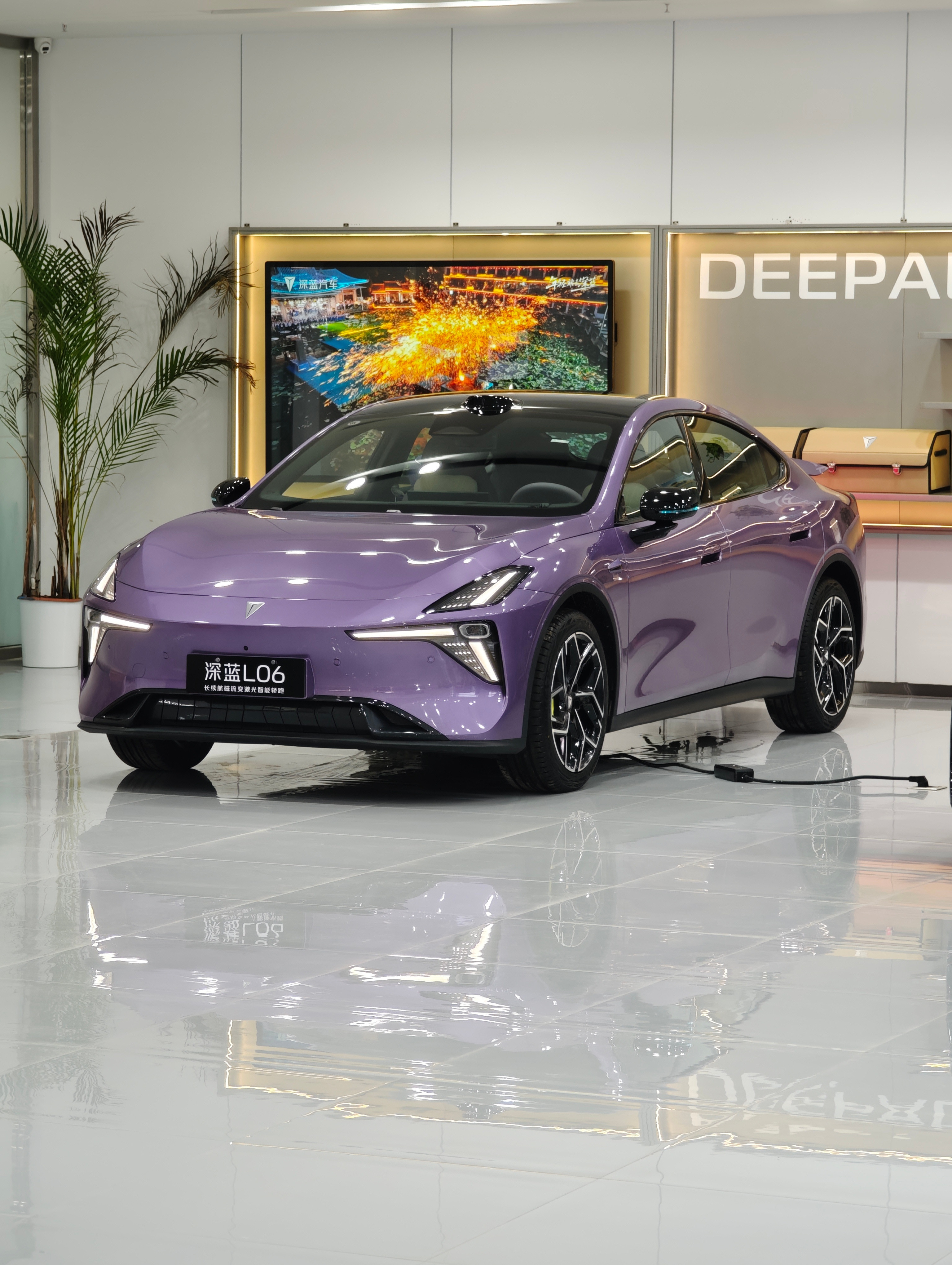 聊聊昨天预售的深蓝L06，看了实车，还是有点惊喜的[并不简单]新的外观设计，前脸