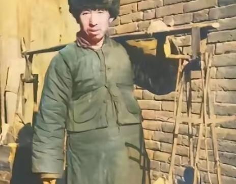 1941年，一个卖油郎问：“村里住多少八路？”小孩不假思索，脱口而出：“七八个！
