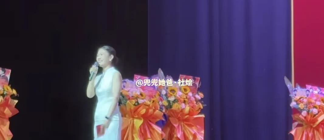 德云社郑好又要往黑粉嘴里递肉了[大笑][大笑]昨天在保定德云社张九龄王九