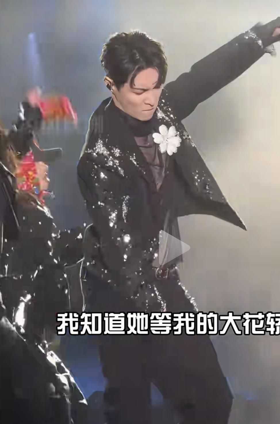 当张艺兴的抱裆顶胯遇上央视春晚的“正能量”红线，这场舞台表演的边界到底在哪？跨