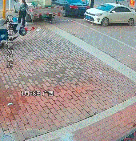 性质变了，广西一街头，一白衣男生骑电动车带女生翘头耍帅，结果白衣男生技术不到位，