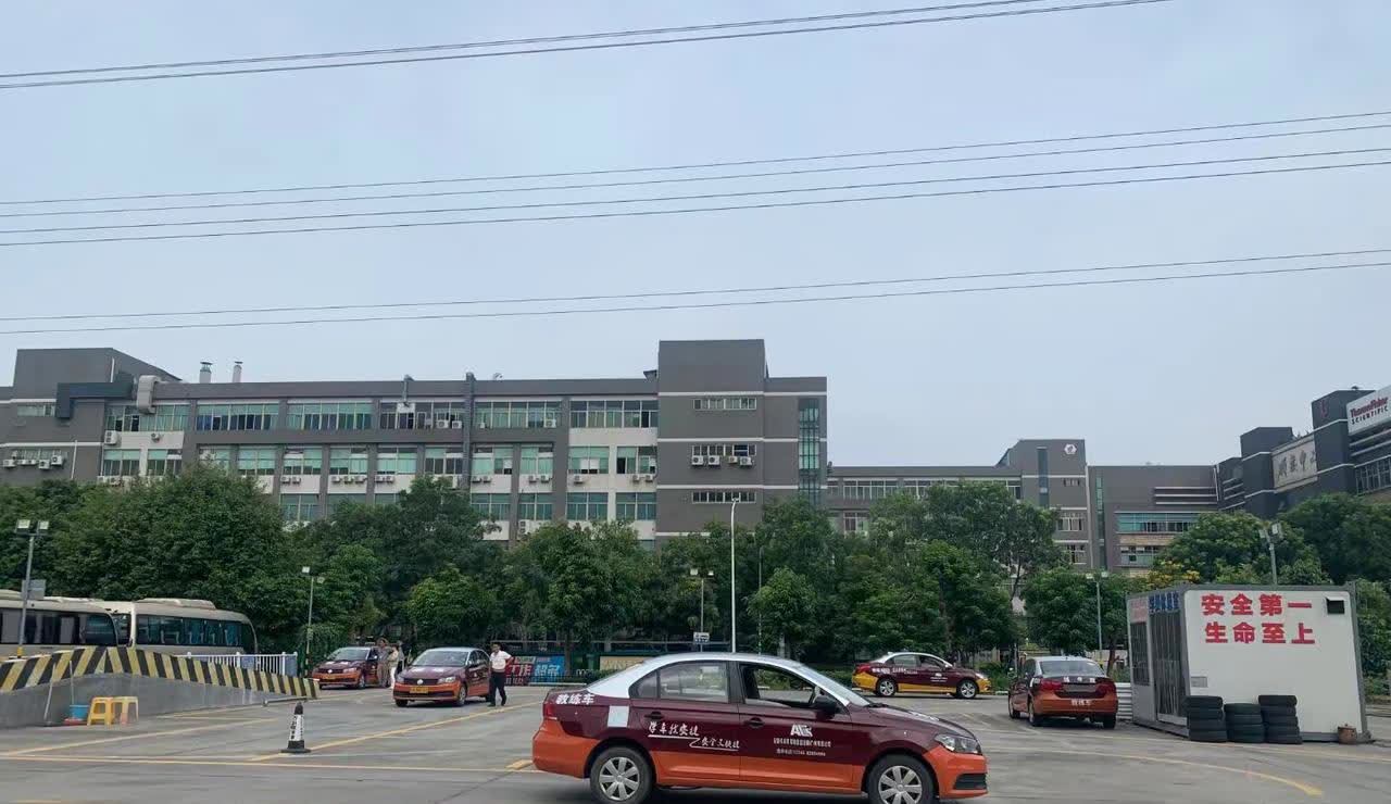 我真佩服我办公室的这位大姐，都45了，还在学车考驾照！这两天见她，心情都
