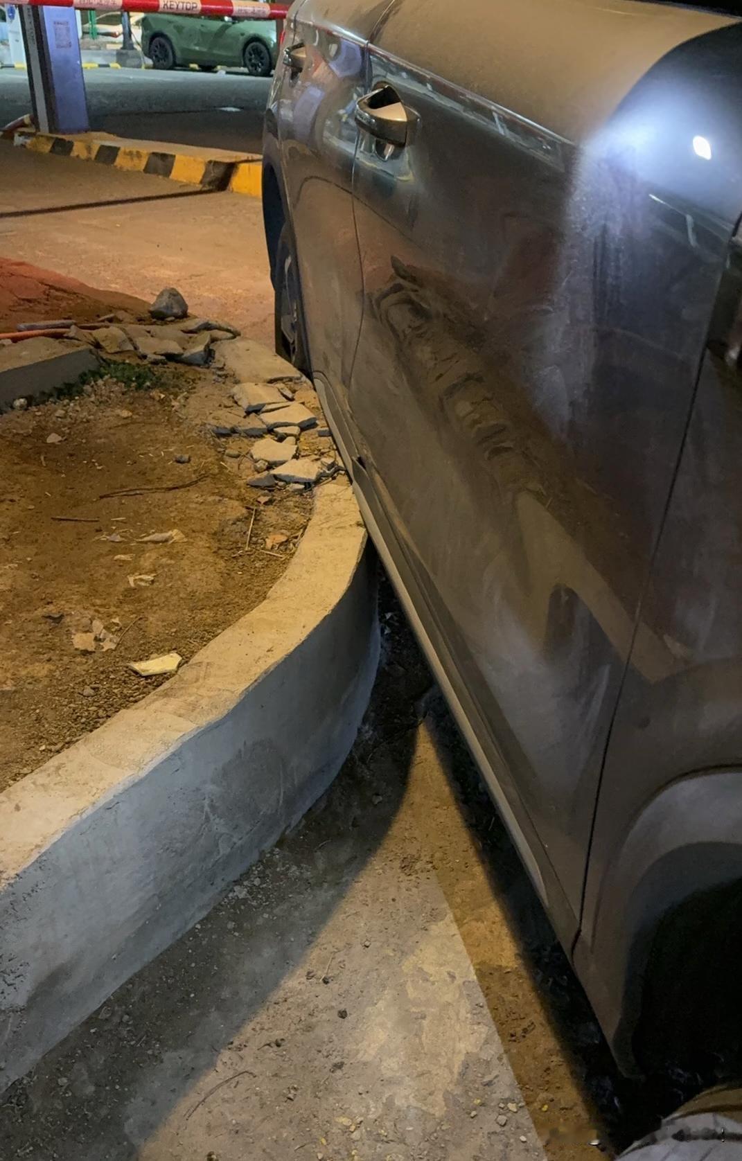 又分心了，眼睛直直的看着前面烧烤店新推出的烤乳猪，360全景转弯没提示！我是