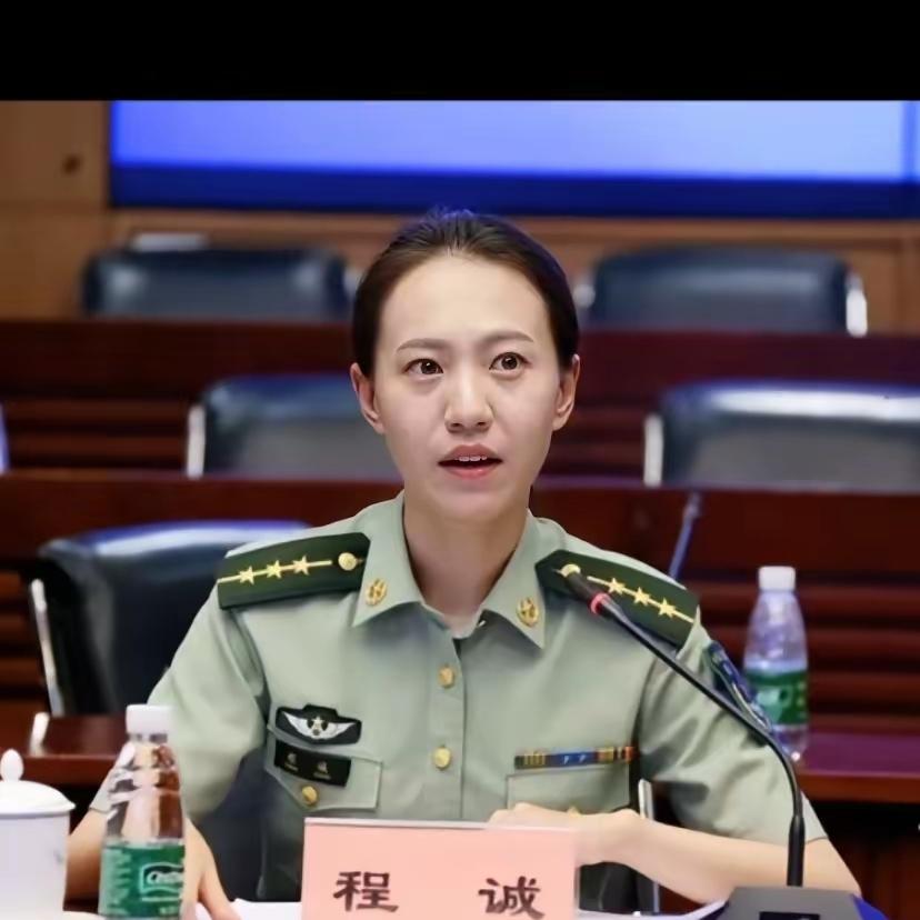 第一张图片你可能觉得这个女上尉平平无奇，你往后翻一翻就知道了，这真的不是一般人，
