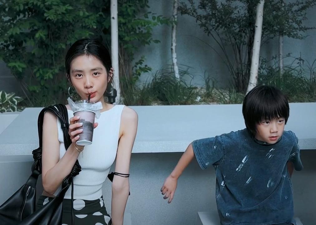 孙莉晒8岁儿子了！由于此前一家人对小儿子的保护，这还是8岁小儿子首次以清晰正脸亮