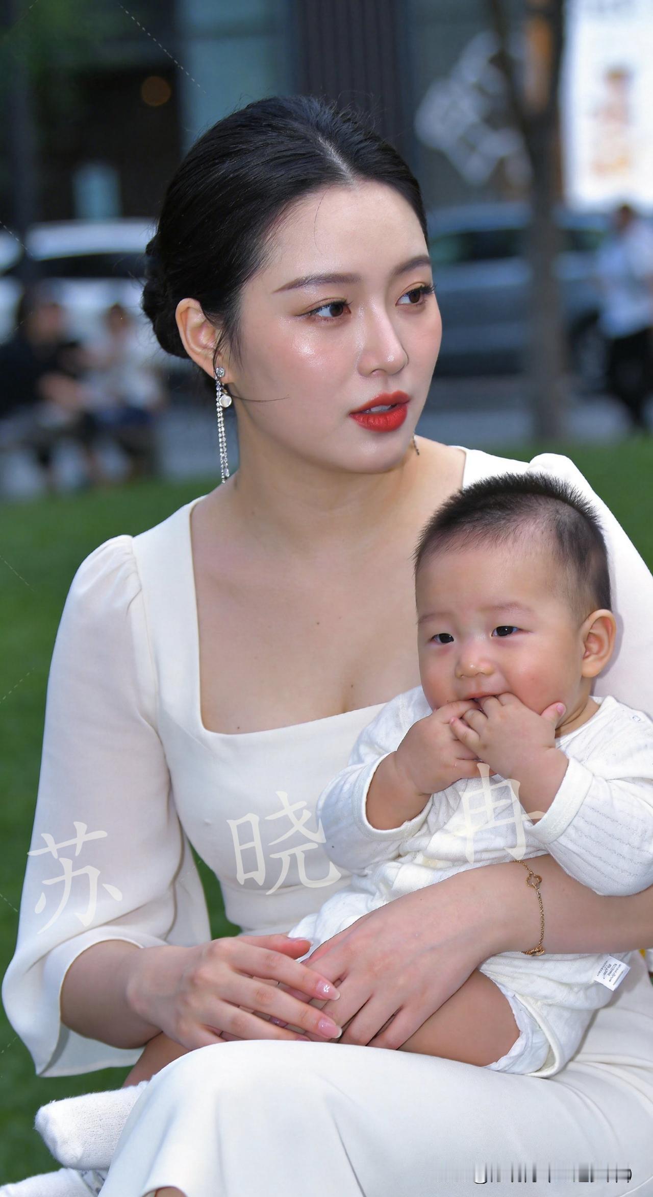 岁月沉淀出独一份温婉气质，精致得体，从容恬淡。坐在公园长椅上，怀里抱着软糯的小宝