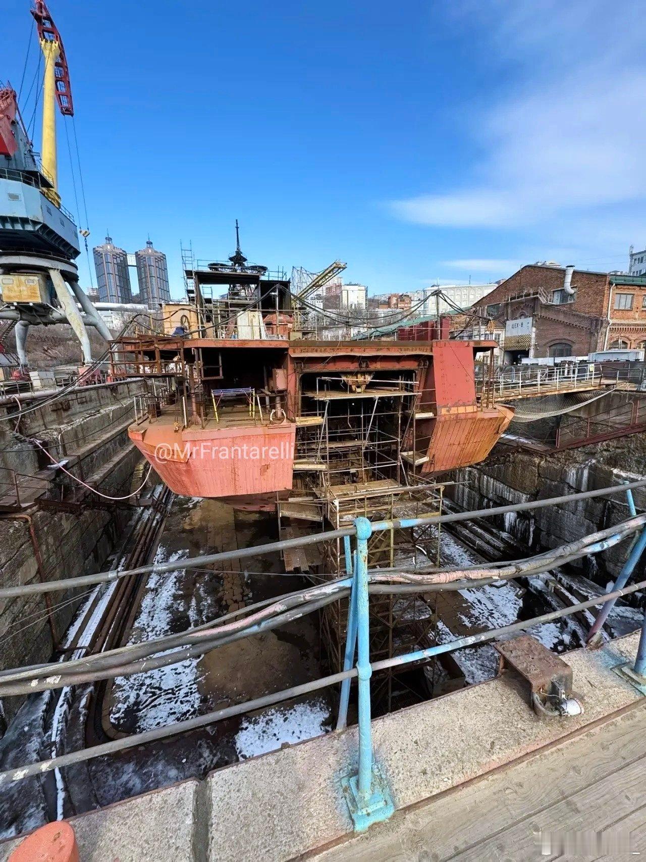 572“维诺格拉多夫海军上将”号无畏级大型反潜舰时隔3年终于再次出镜。此舰正在俄