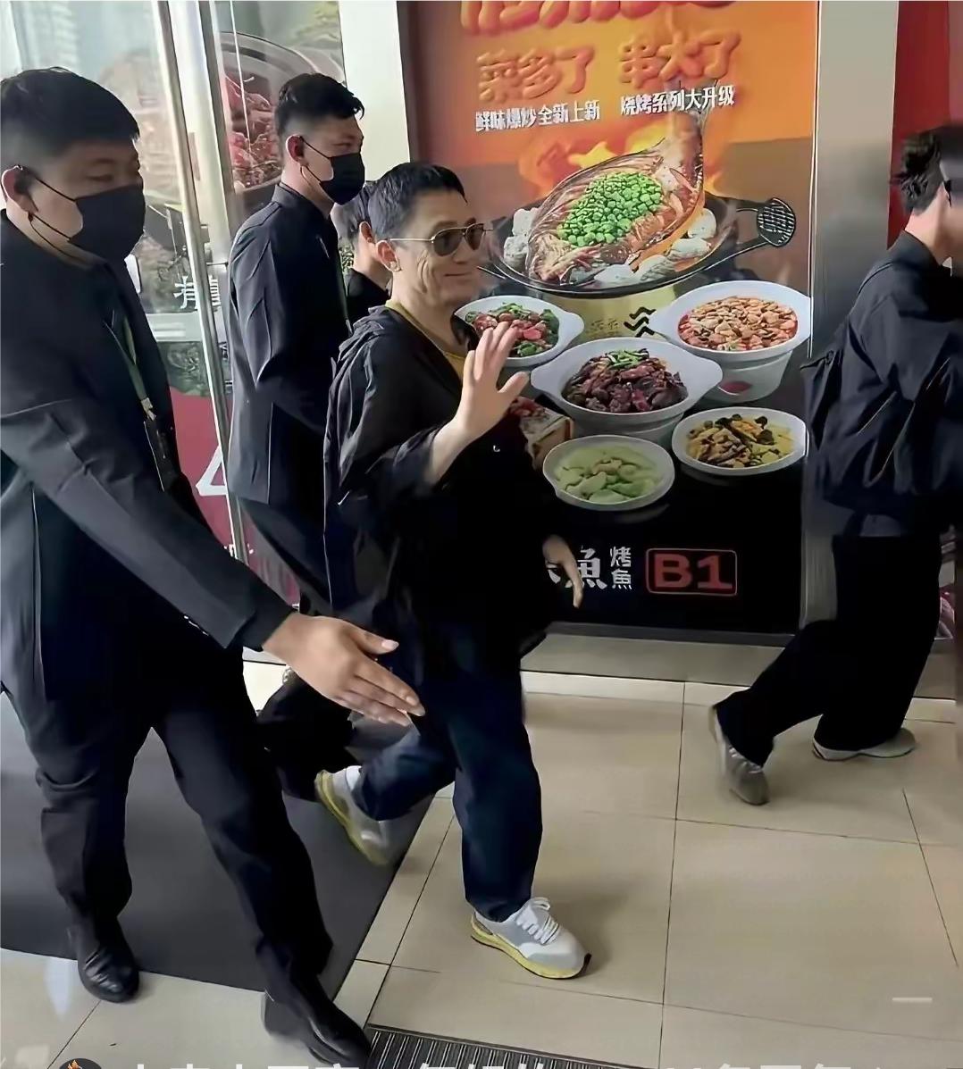 上了年纪，就慢慢变矮了。