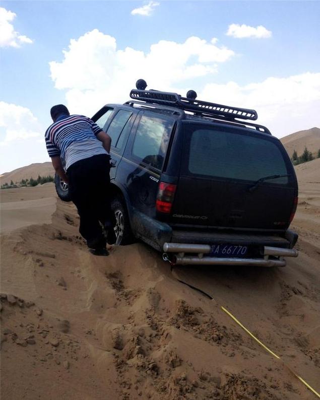 锁不是万能的。我发现很多牧马人新车主有个误区。一打滑就把差速锁全打开。其实不对。