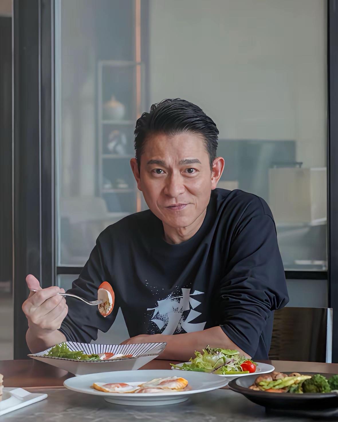 2024年，刘德华为主演电影《焚城》做宣传期间，他吃早餐的画面。蔬菜沙拉、煎