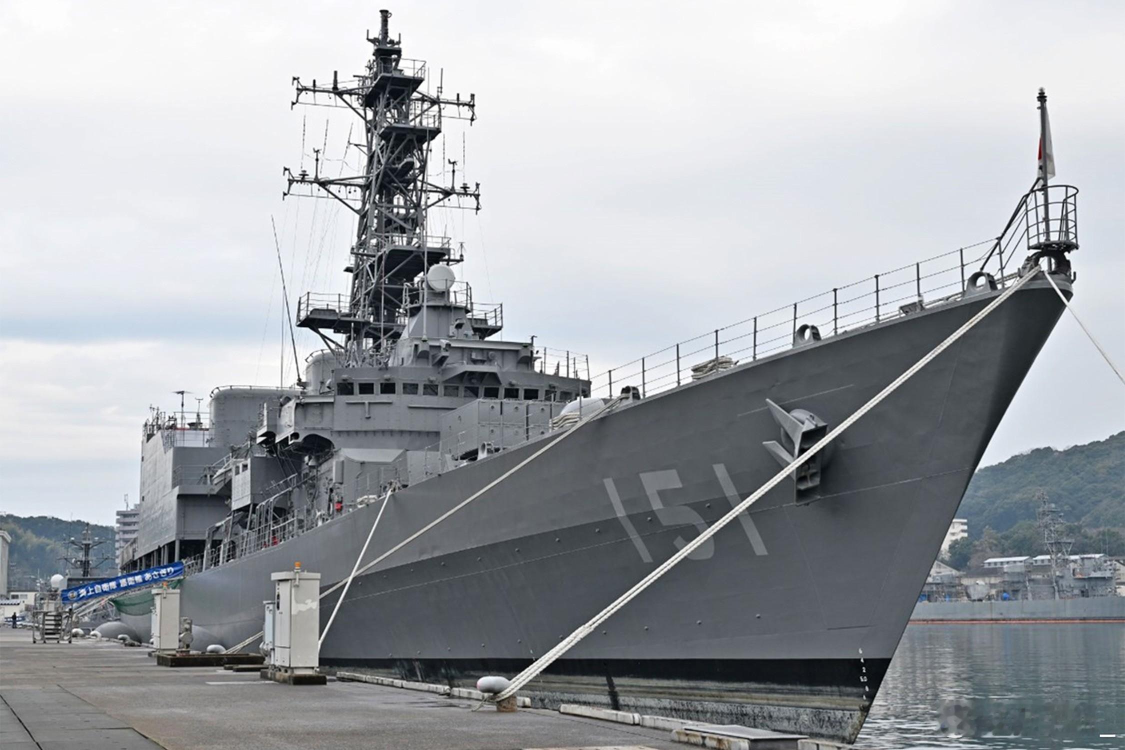 3月23日，日本海自举行151“朝雾”号驱逐舰退役仪式。内容包括舰员离舰、交还舰