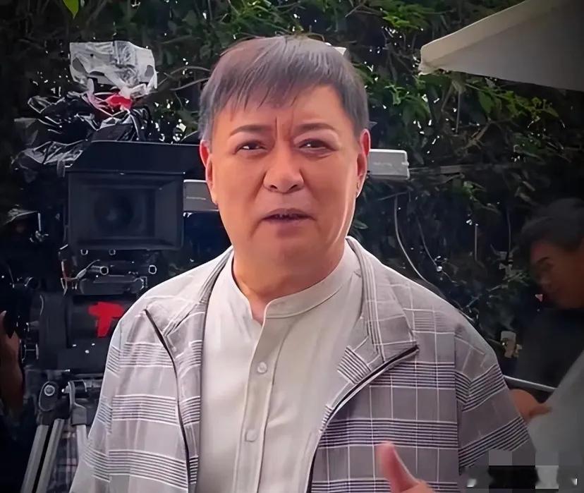 还有人记得“囚歌王子”迟志强，现在定居在黑龙江。想当年，他开着小车，带着美女跳贴