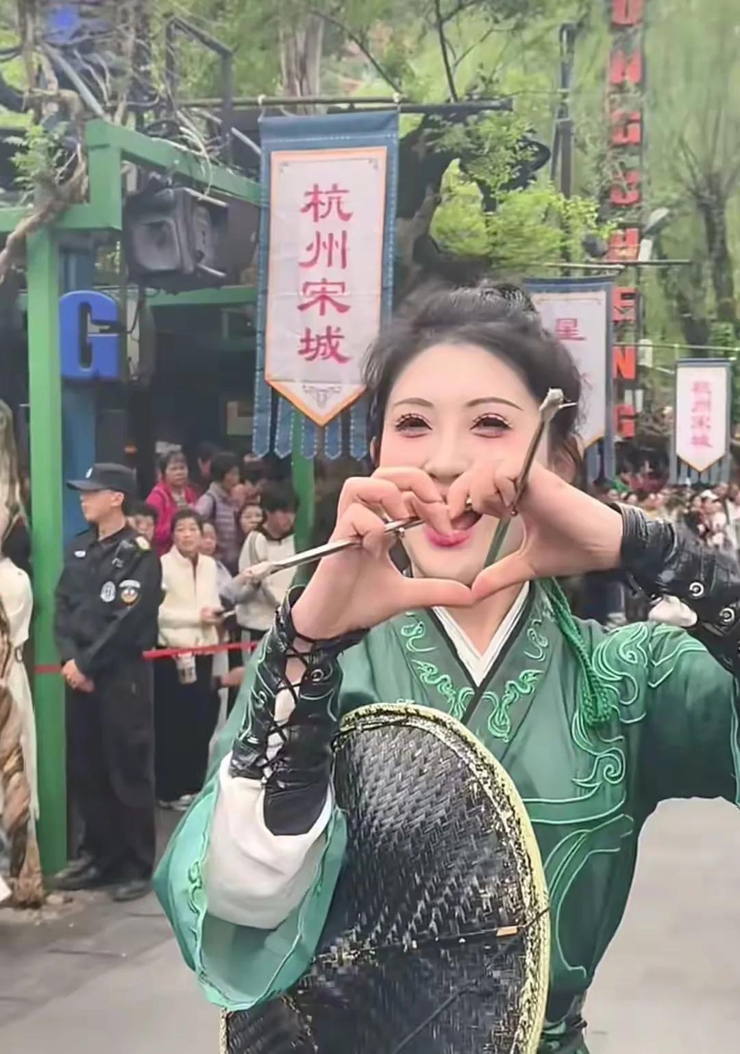 32岁宋城“最美小青”小豆子离世，死因令人惋惜，最后一次直播晕倒紧急下播。说