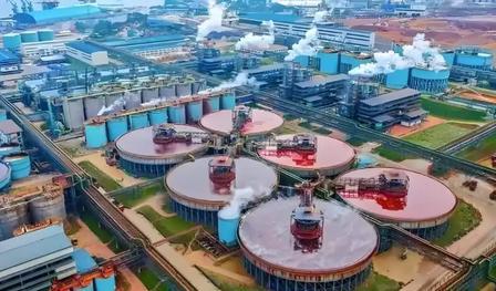 2026年印尼突然出台严苛新能源新规坑惨中企！几十吨重型设备直接闲置被当地人当