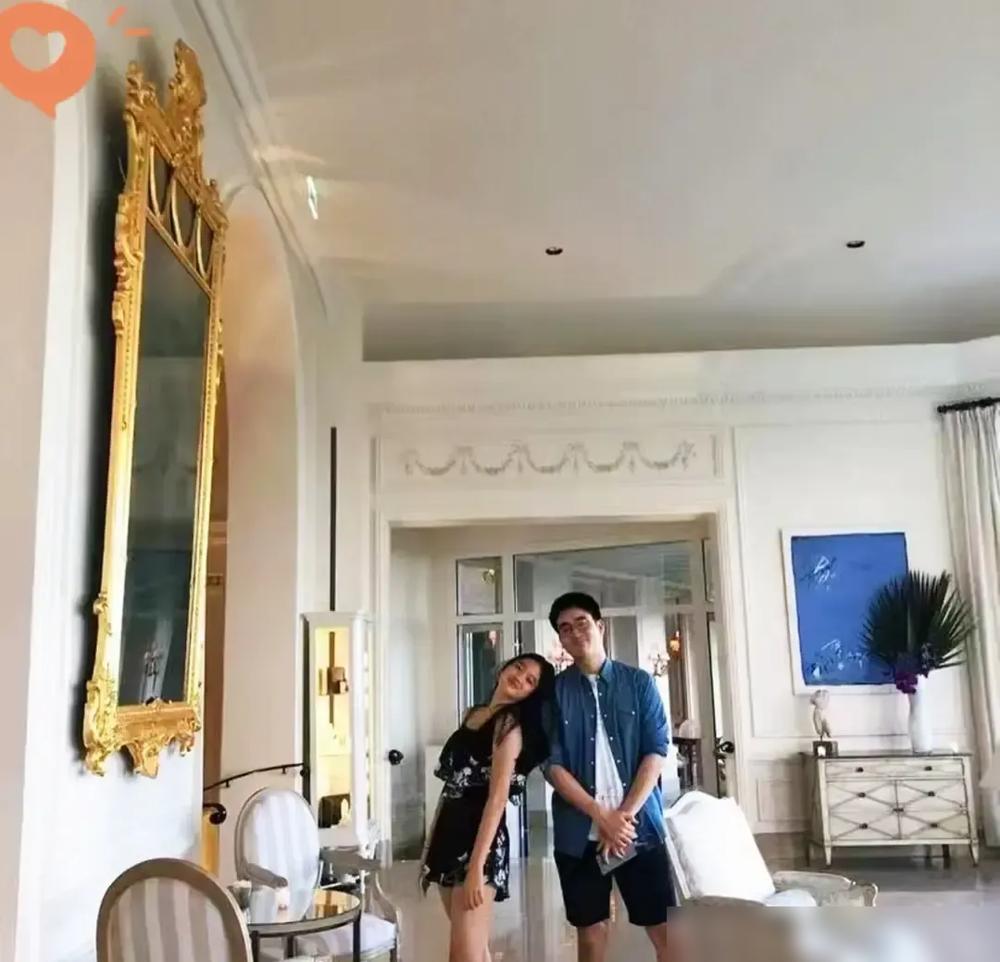 李在镕独自坐在海军基地看台，身边空了两个座位，照片里他板着脸鼓掌，儿子李智昊在台