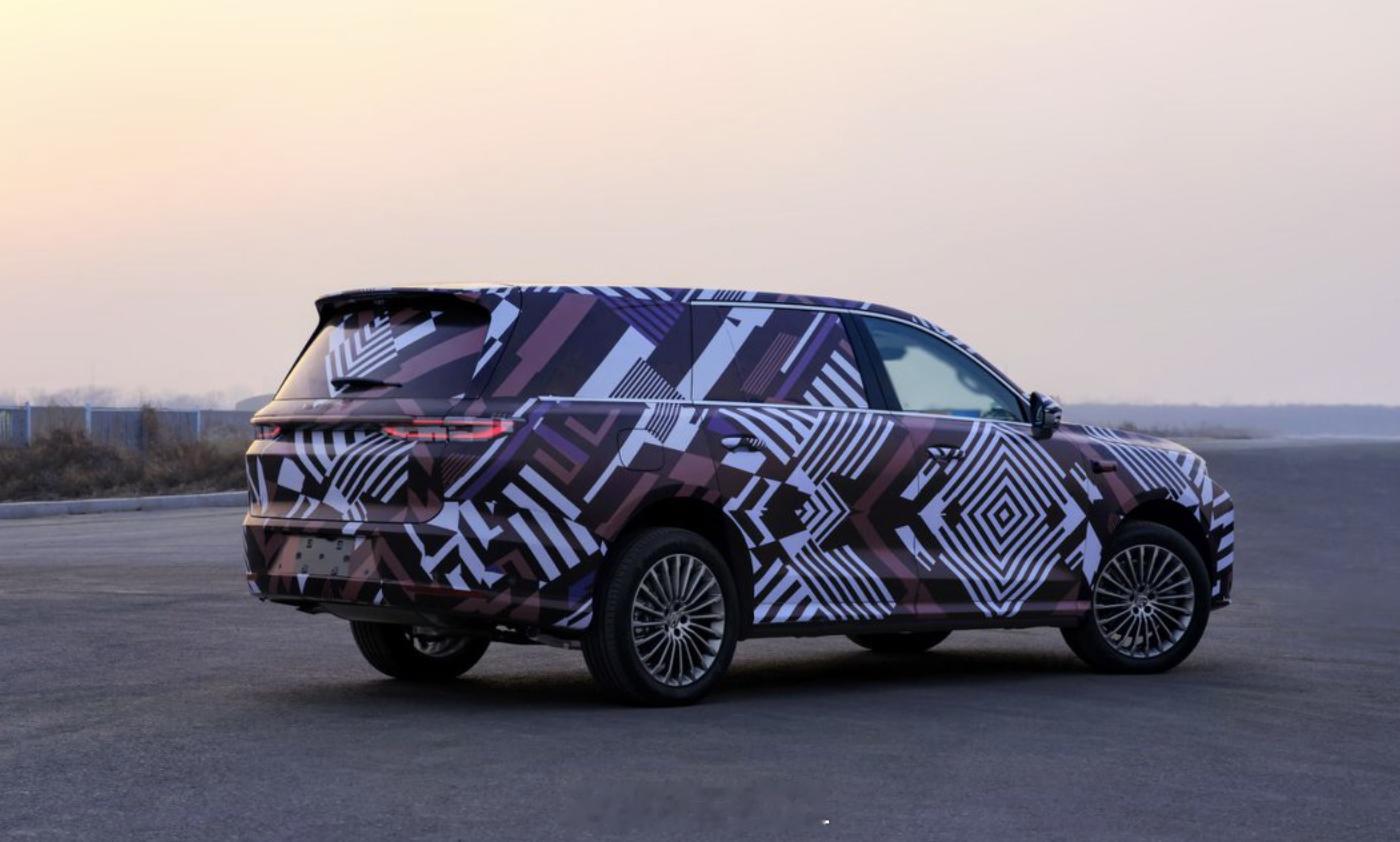 魏牌的产品也在升级，“归元”平台上要做未来的全尺寸旗舰。这台全新旗舰SUV还披着