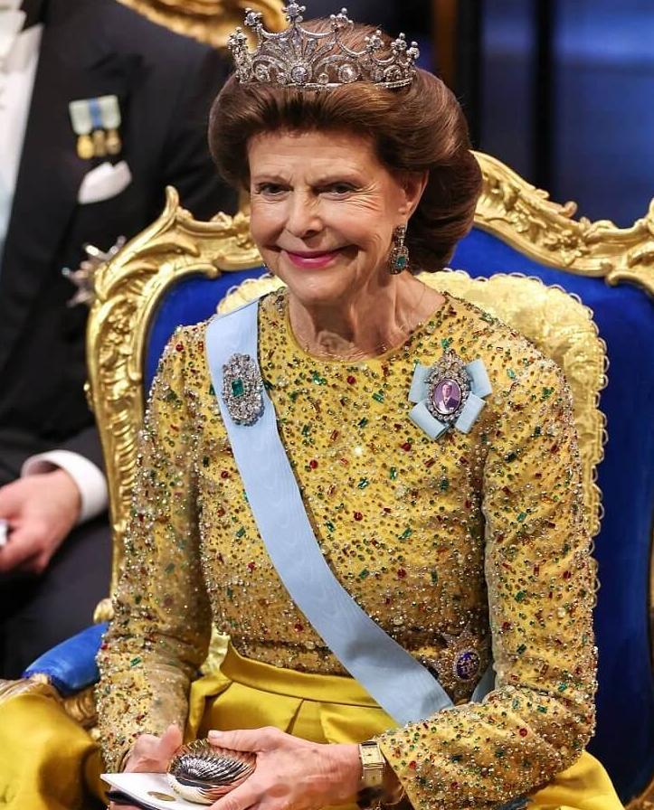 衣服像什么好像不止一个评论区的童鞋觉得，瑞典西尔维娅在这届诺贝尔奖颁奖礼穿的黄