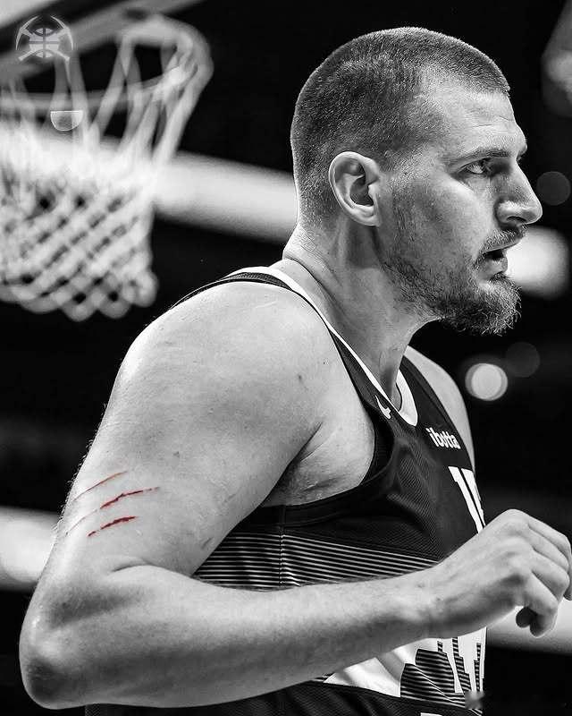 “约基奇是一个野兽，他7尺1，他有着NBA里最好的抛投。你要怎么防守他？如果他想