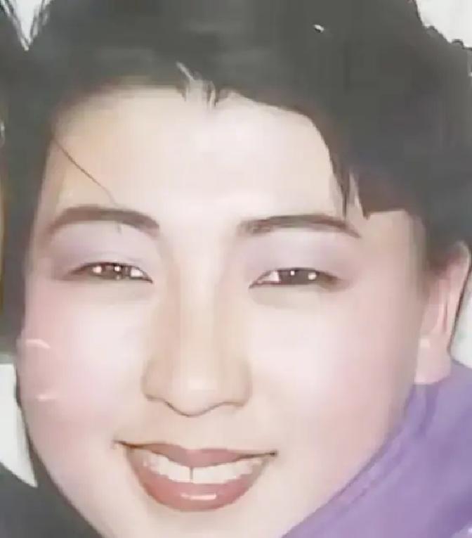 闫学晶被扒出早年眯眯眼旧照，网友说她靠整容换脸。有人把她的儿子女儿也拉出来对比