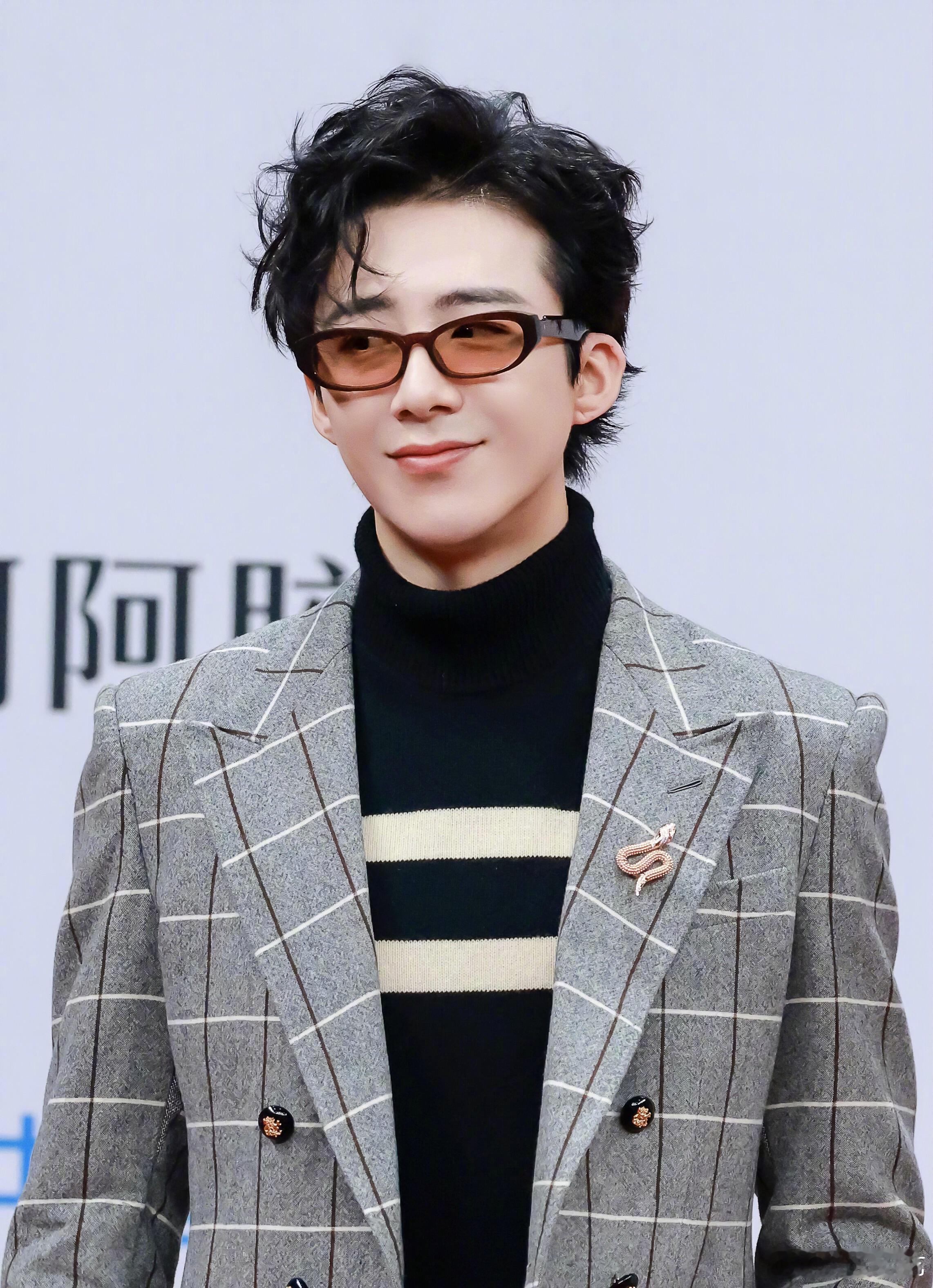 刘宇宁西装look好吸睛星光大赏红毯这身痞帅与绅士感并存的西装穿搭亲和力十足，