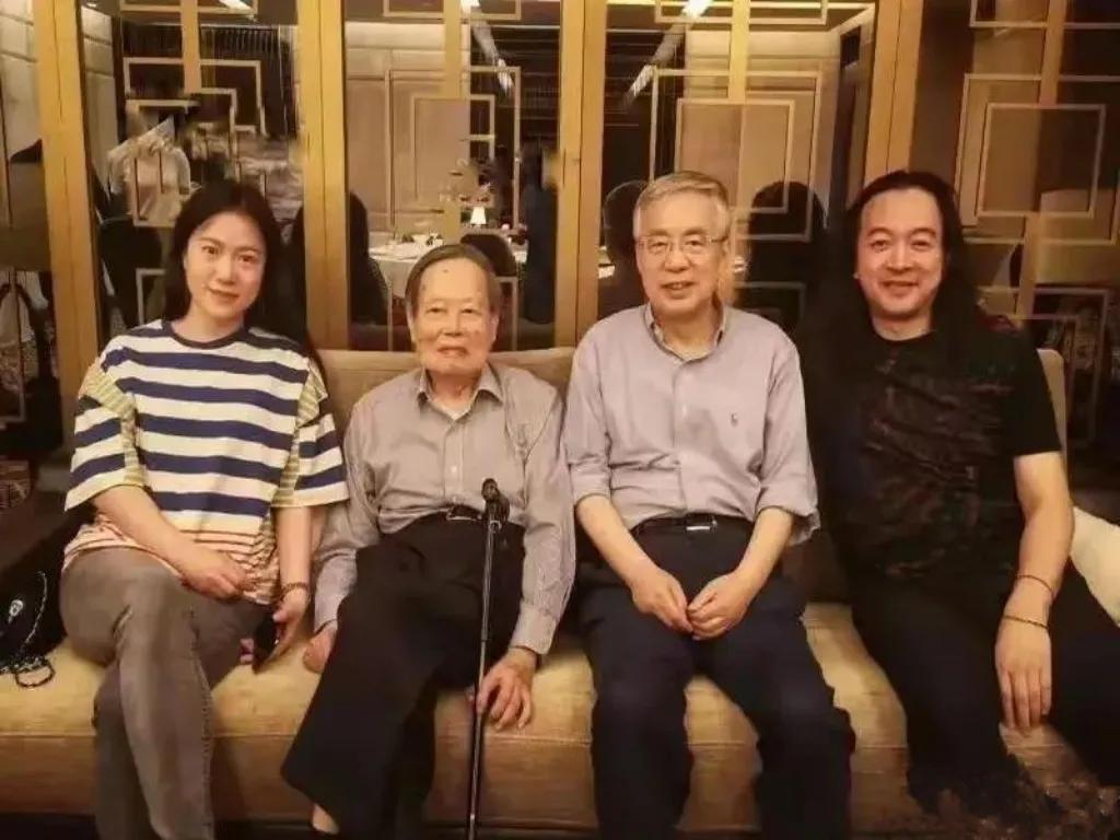 杨振宁夫妇异国团圆，琴声悠扬，歌声清脆，幸福满满。科学之外，也有温情，这才是真正