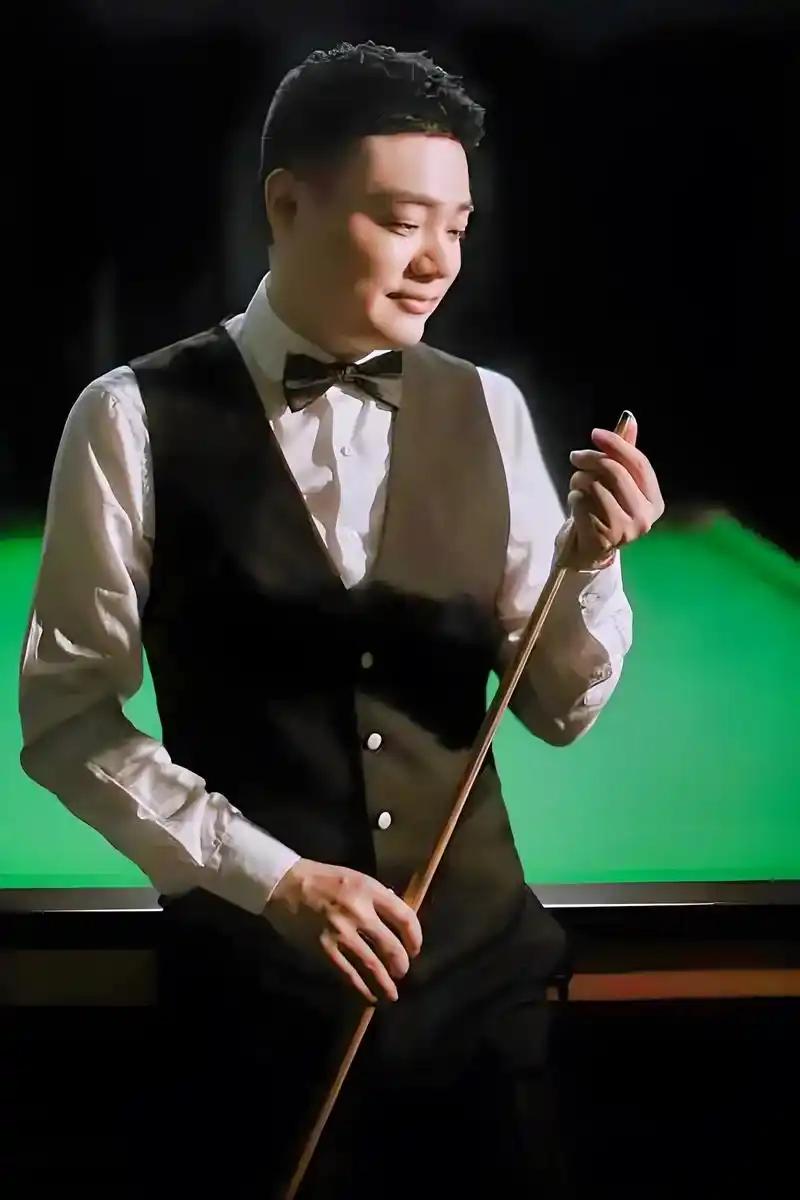 奥沙利文对着镜头一字一句地说：没有丁俊晖，我们这帮世界冠军，现在全在开出租车。