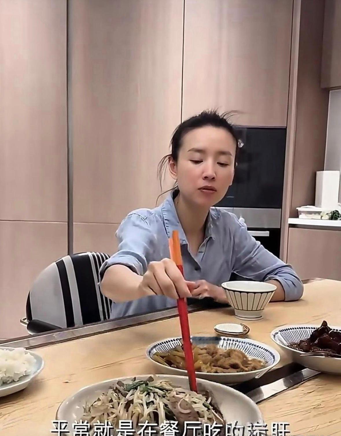 董洁家的桌子，真的是个谜！谁家桌子这么大的缝儿，就不怕东西掉下去吗？而且桌子上还