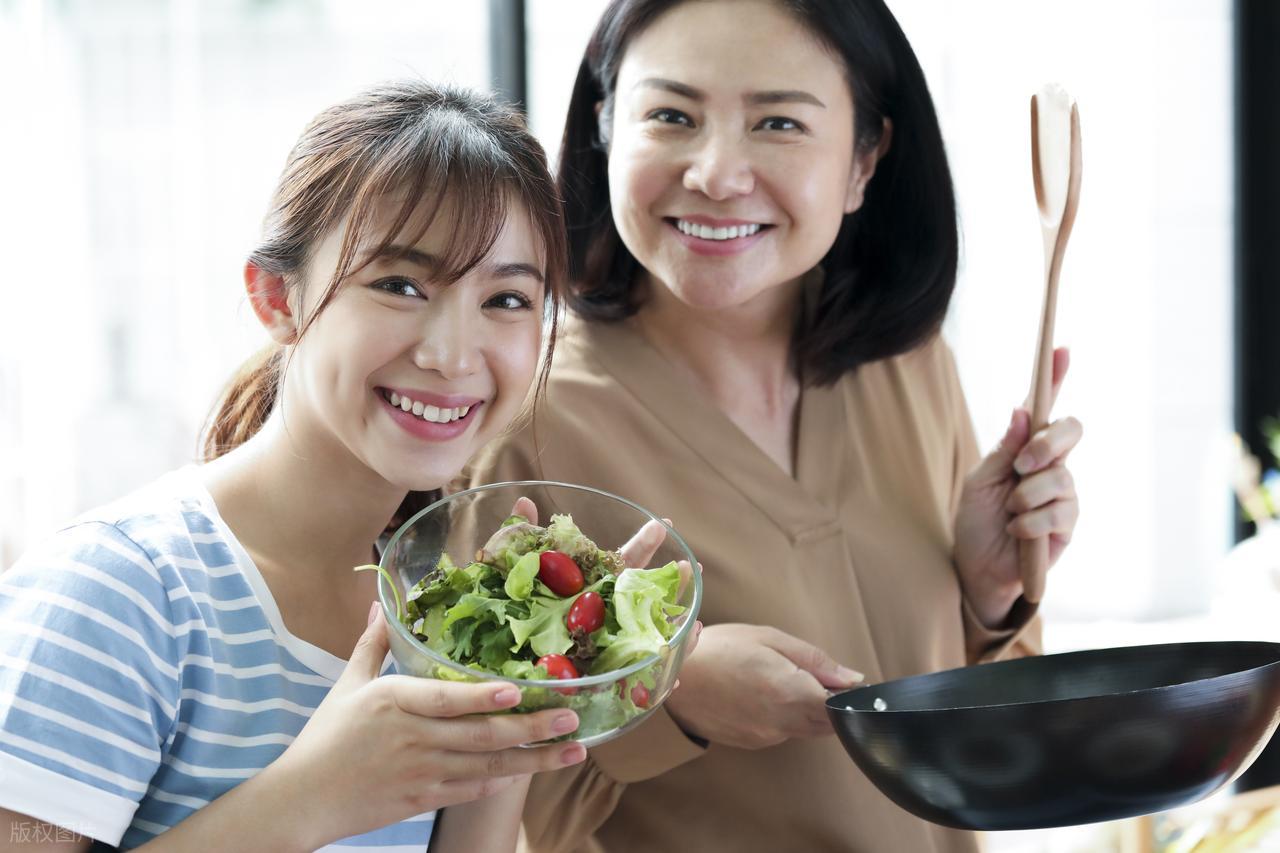 我高中同学，她15岁时突然从独生女变成了一个有哥哥的人，因为那一年她爸在外的私生