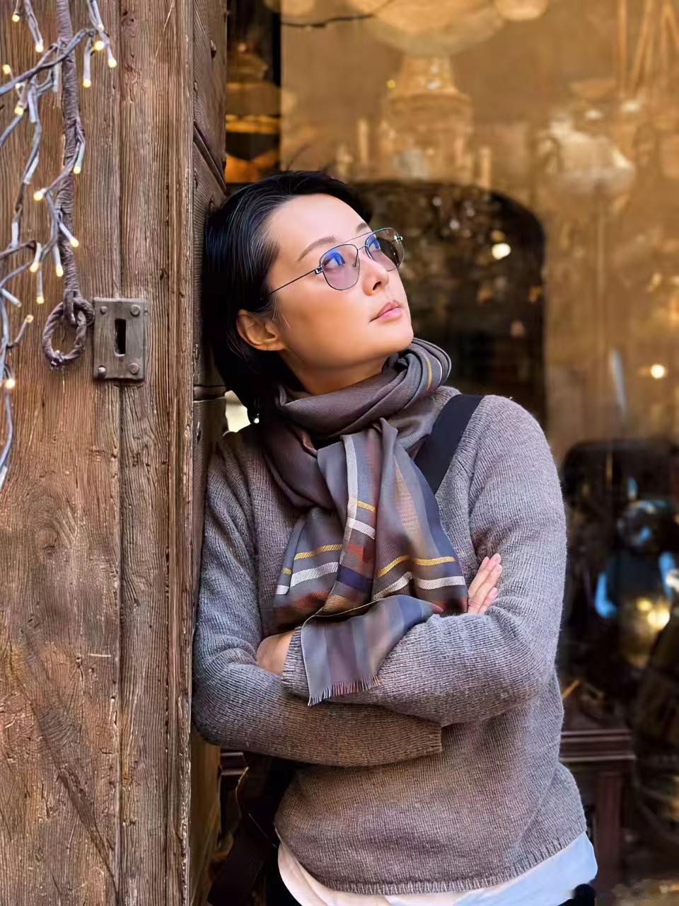 袁立说：我的俩个朋友看到这张照片我有白头发了，鼻子有点酸了。说的挺好的，但不要提