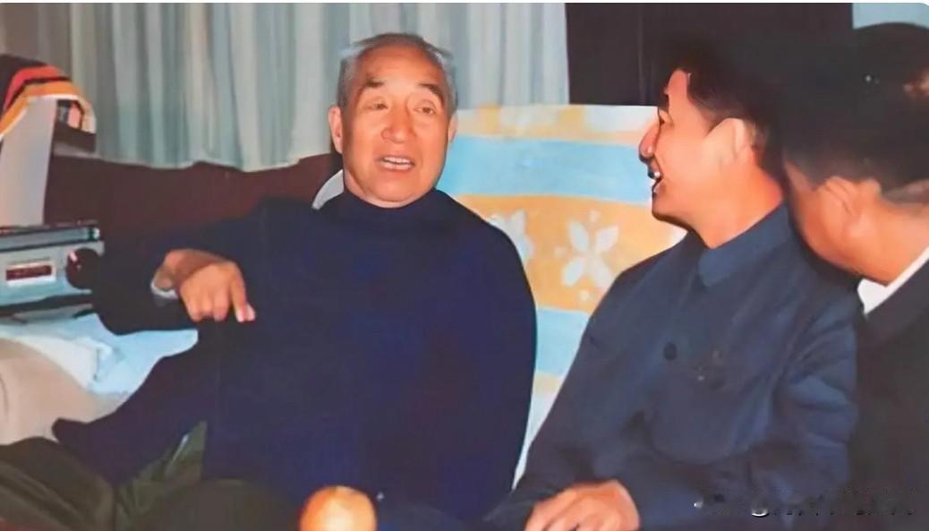 1990年6月29日，李先念在医院探望病重的老战友徐向前元帅，留下一张十分珍贵的