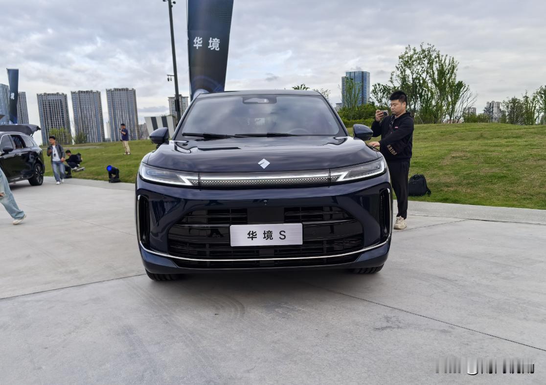 炸场！五菱华境S首秀掀桌子，华为智驾全系标配，六座插混不到20万？问界车主看完沉