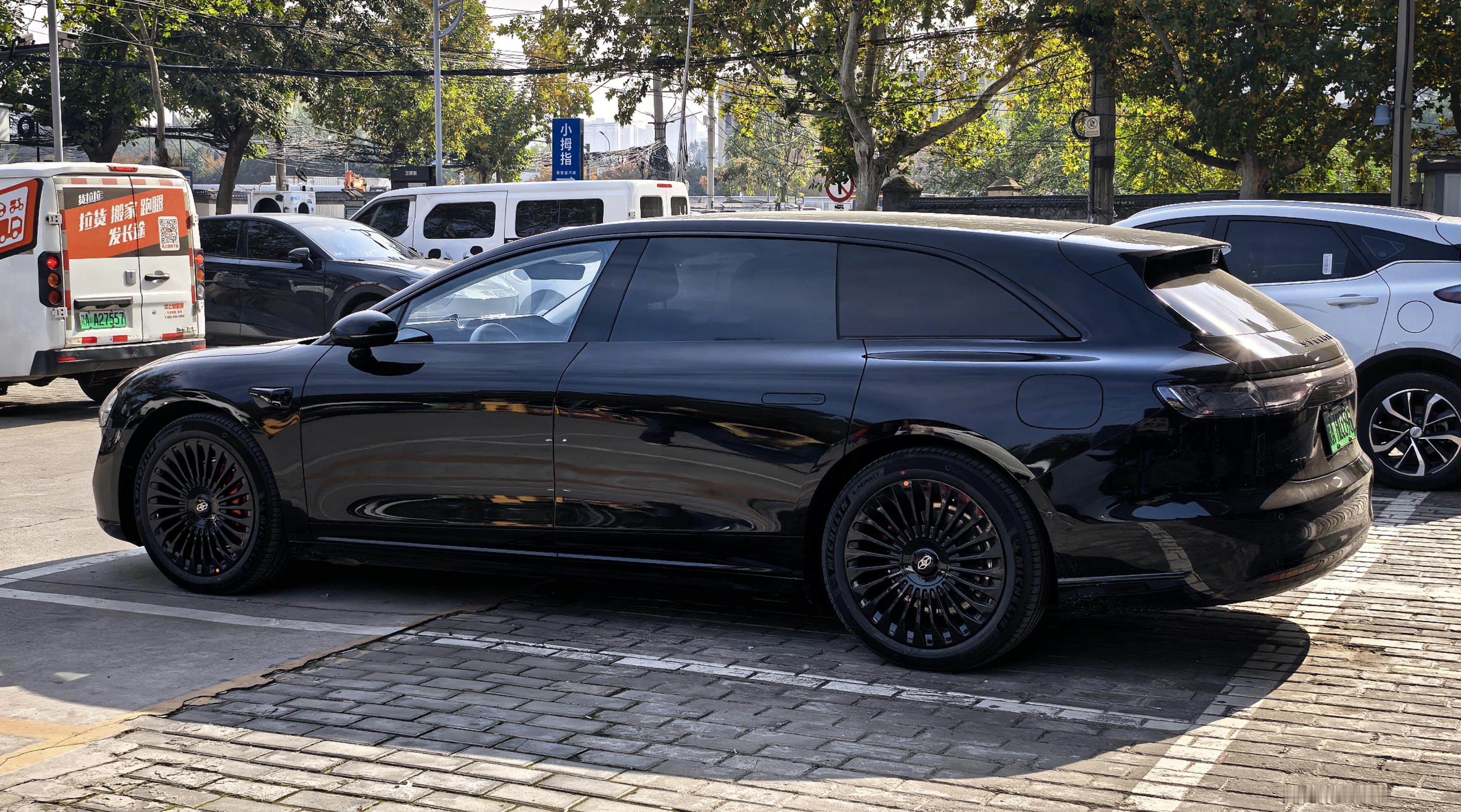 享界S9T很酷，尊界S800很尊。这两款车的侧面设计都非常成功，顶级！​​​